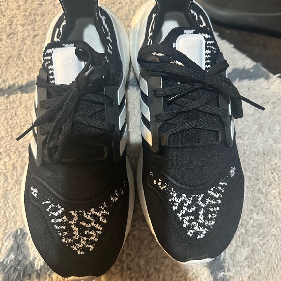 Adidas Ultraboosts 22 Running Shoes - Picture 1 of 3